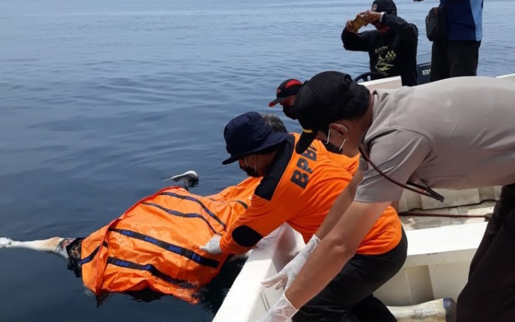 Petugas saat mengevakuasi jasad korban yang ditemukan di kawasan laut Pulau Mangkir Besar