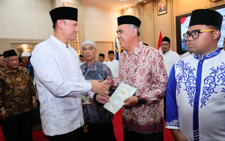 Menteri ATR/Kepala BPN, Agus Harimurti Yudhoyono (AHY) menyerahkan sebanyak 53 sertipikat untuk tanah dan pesantren di Pendopo Gubernur Banten
