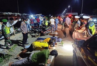Puluhan sepeda motor dan satu buah mobil berhasil diamankan oleh petugas gabungan dari Polres Brebes dan Kodim 0713/Brebes, di Jalan Lingkar Utara (Jalingkut) Kabupaten Brebes, Jawa Tengah. Minggu dini hari (25/4/2021).