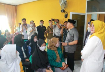 Gubernur Bengkulu Rohidin Mersyah saat menyerahkan secara simbolis bantuan beasiswa Baznas Bengkulu kepada 150 mahasiswa kurang mampu, Selasa (3/8/2022).