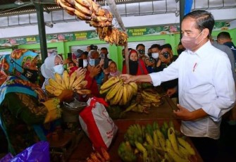 Presiden Serahkan Bantuan Sosial di Pasar Tanjung dan Pasar Bulakamba Brebes