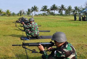 Latihan menembak Laras panjang prajurit Lanal Cilacap