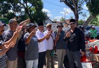 Anggota DPRD Kabupaten Blitar Fredy Agung Kurniawan (pakai kemeja hitam) bersama Anggota Komisi 4 DPR RI Endro Hermono (empat dari kanan) bersama Kelompok Tani di Kabupaten Blitar