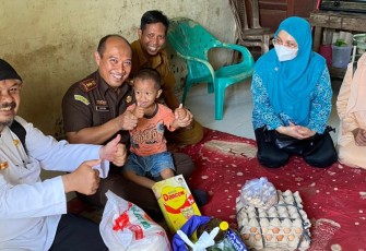 Kajari Asahan dan Kepala Dinas P2KBP3A Kabupaten Asahan Berikan Makanan Tambahan Untuk Anak Stunting