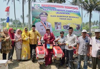  Gubernur Bengkulu Rohidin Serahkan Bantuan Alsintan