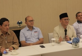 Ketua TKN Prabowo-Gibran Rosan Perkasa Roeslani saat memberikan keterangan pers di Hotel Fairmont Jakarta, Sabtu (10/2)