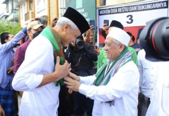 Habib Syakur saat bersama Ganjar ke Ponpes Al Anwar Sarang