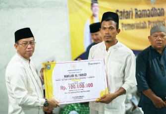 Pemerintah Provinsi (Pemprov) Bengkulu menyerahkan bantuan berupa dana hibah untuk 10 masjid yang ada di Kabupaten Kaur. Penyerahan bantuan tersebut dilaksanakan pada momentum safari ramadhan 1445 H perdana Pemprov Bengkulu