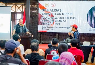 Bamsoet dalam dalam kunjungan hari ke-20 di Dapil-7 Jawa Tengah saat Sosialisasi Empat Pilar MPR RI Bersama Paguyuban Driver Online Purbalingga, Jawa Tengah, Selasa (6/2/24).