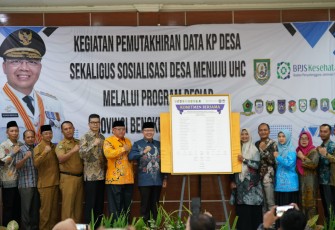 Gubernur Rohidin Mersyah membuka secara resmi sosialisasi Desa menuju Universal Health Coverage (UHC) melalui Program Pesiar se- Provinsi Bengkulu di Hotel Nala Sea Side Bengkulu, Senin (01/04/2024)