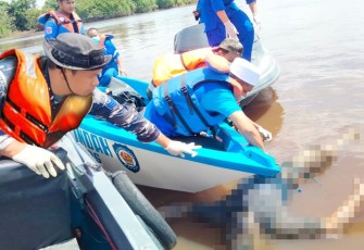 Mayat Terapung di Sungai Kapuas saat Dievakuasi, Kamis (08/02). 