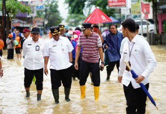 Pj Bupati Pati saat meninjau banjir di Kecamatan Kayen Pati
