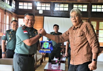 Danrem 121/Abw Brigjen TNI Luqman Arief bersama Bupati Sintang dr H Jarot Winarno 