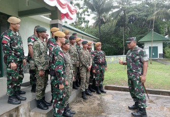 Danrem 121/Abw Brigjen TNI Luqman Arief saat memberikan petunjuk prajurit satgas Yonarmed 16/TK, Sabtu (13/4)