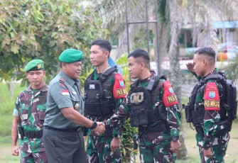 Danrem 121/Abw Brigjen TNI Luqman Arief saat mengunjungi Yonif 642/Kps, Rabu (24/4)