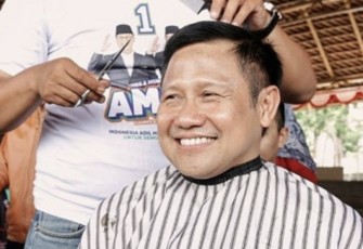 Cak Imin saat cukur rambut bersama Komunitas Cukur Garut di Situ Bagendit, Garut, Jawa Barat, Jum'at (5/1)