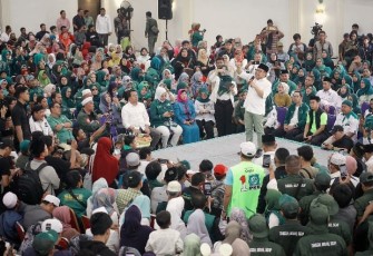 Gus Imin saat berorasi di hadapan ratusan warga yang hadir dalam acara ‘Nitip Gus’ di SBS Center Premier Venue, Bogor, Jawa Barat, Selasa (23/1).