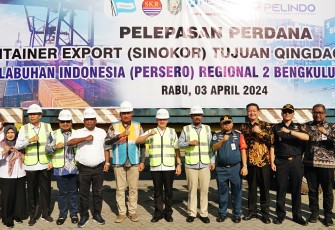 Gubernur Bengkulu Rohidin Mersyah saat membuka acara launching Container Export di PT. Pelindo II Pelabuhan Pulau Baai Bengkulu, Rabu (3/4/2024)