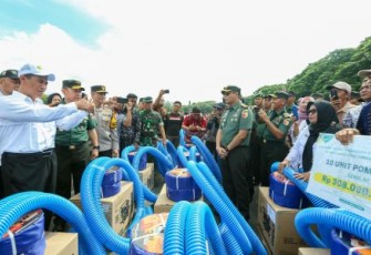 Mentan RI Andi Amran Sulaiman menyerahkan ribuan pompa air di lapangan Kodam V Brawijaya Jawa Timur, Kamis (18/4)