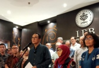Guru Besar IPB Haryadi Kartodihardjo saat membacakan sikap Forum Keluarga Besar IPB University, di Bogor, Jawa Barat, ditulis Minggu (4/2/24).