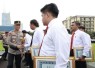 Kapolda Jatim Irjen Pol Imam Sugianto memberikan penghargaan anggotanya yang berprestasi, Rabu (17/4)
