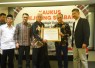 Pj Gubernur Sulbar Prof Zudan Arif Fakrulloh menerima penghargaan dari tokoh pejuang pembentukan Sulbar