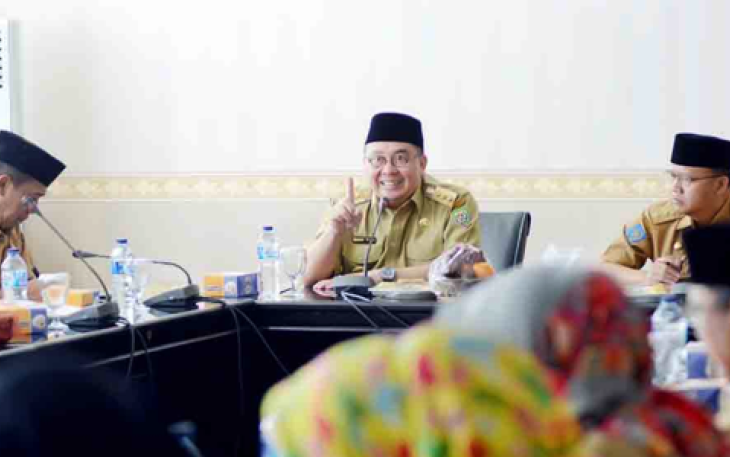 Gubernur saat memimpin rapat terbatas bersama seluruh Kepala OPD Provinsi Bengkulu, membahas terkait sinkronisasi program prioritas antar OPD kabupaten/kota, Senin (13/02/2017) di Ruang Rafflesia Pemda Bengkulu.