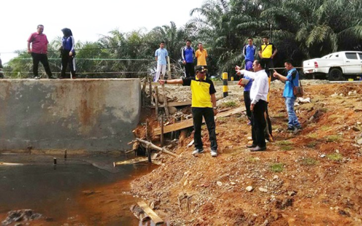 Komisi II Sidak ke Lokasi Bahu Jalan Jebol Di Jalan Dharma Wanita, Jumat (27/1/2017).