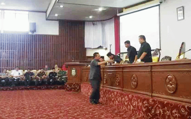 Ketua DPRD Provinsi Bengkulu Ihsan Fajri, S. Sos Wakil Ketua I Edison Simbolon, S. Sos, M. Si dan Wakil Ketua II Suharto, SE saat berjabat tangan dengan Irwan Jonaidi usai membacakan laporan tim Pansus