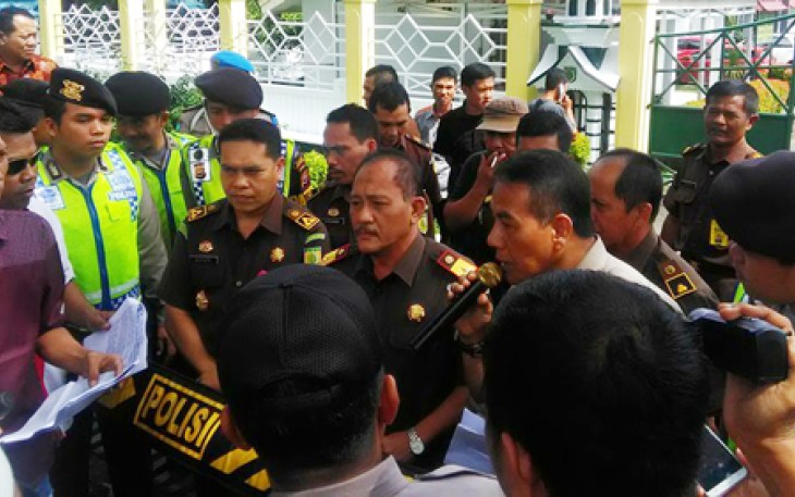 Puluhan massa dari Front Pembela Rakyat (FPR) Bengkulu berdemonstrasi di depan kantor Kejaksaan Tinggi Bengkulu, Kamis (02/02/2016). 