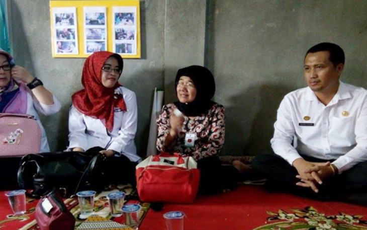 Kasubdir Kesehatan Kerja dan Olahraga Kemenkes RI dr. Rusmiyati, MQIH (tengah) saat meninjau Pos UKK Marwan, Rabu (22/03)