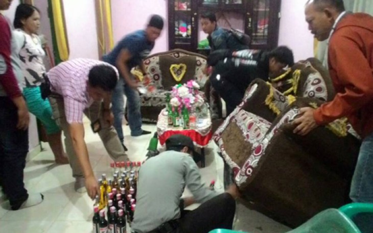 Tim UKL Polres BS menyita ratusan botol minuman keras berbagai merek di kediaman Sahani 