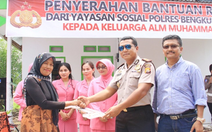 Kapolres Bengkulu AKBP Ardian Indra Nurinta SIK saat menyerahkan bantuan rumah secara simbolis kepada ibu Suryati, Kamis (23/03/2017).