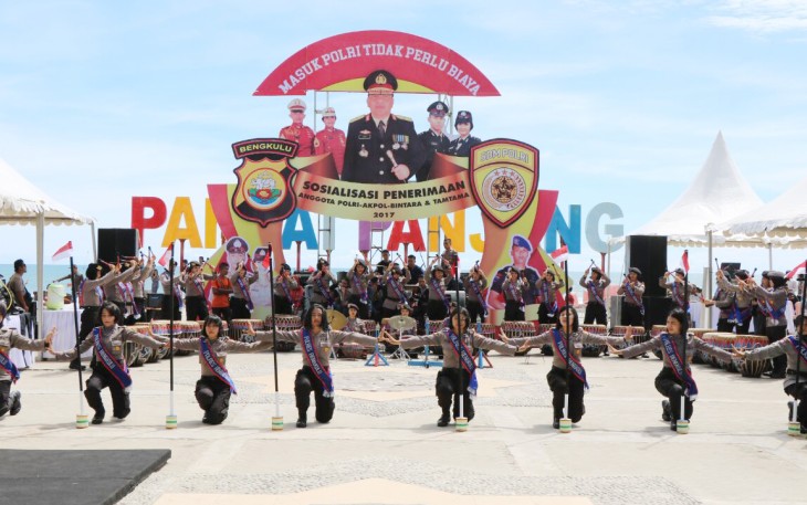 Polwan Polres Bengkulu menampilkan parade tarian tradisional dan musik dol khas Bengkulu untuk menarik masyarakat dalam sosialisasi