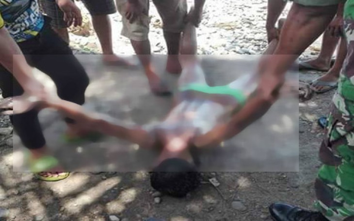 Korban saat ditemukan Rabu (19/04) di tepi Pantai Indah tidak jauh dari lokasi tenggelamnya.