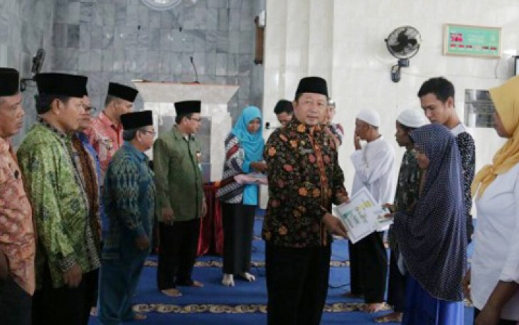 Pembagian zakat di Masjid Akbar At-Taqwa, Anggut Atas, Kamis (27/4)