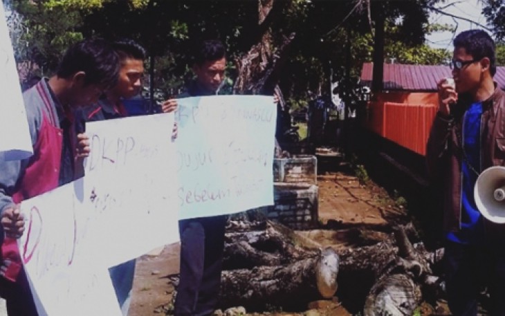 Aksi unjuk rasa di depan kantor Bawaslu Provinsi Bengkulu