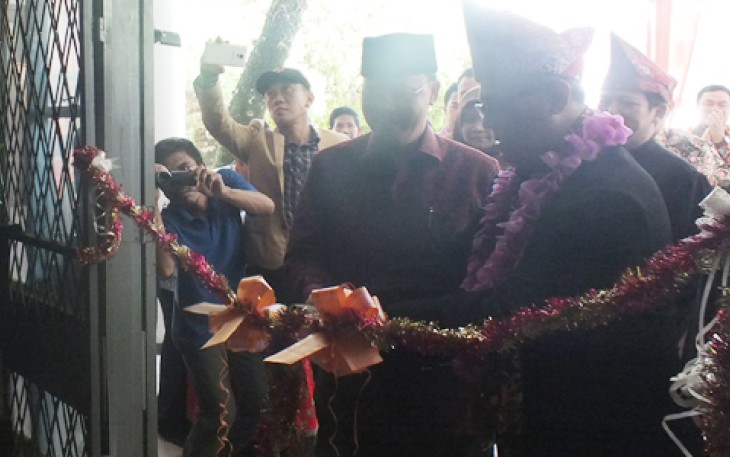 Komisioner KPU RI, Arif Budiman didampingi Wakil Gubernur Bengkulu Rohidin Mersyah memotong pita sebagai simbol peresmian rumah pintar pemilu.