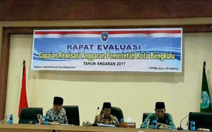 Rapat eveluasi realisasi anggaran Pemerintah Kota Bengkulu di ruang rapat sekretariat daerah, Kamis (20/4/2017).