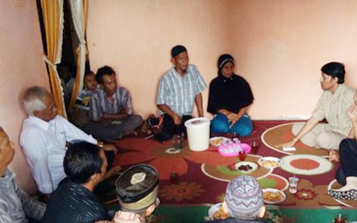 Tim advokasi Kontras saat berkunjung ke rumah Dewi Erlina korban selamat akibat penembakan oknum anggota Polres Kota Lubuklinggau. (Foto: Antarabengkulu.com)