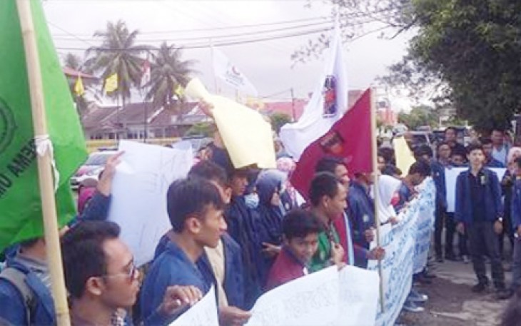 Aksi demonstrasi di halaman kantor DPRD Provinsi Bengkulu, Jumat (12/05)
