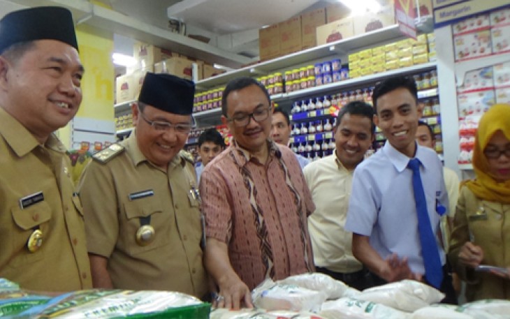 Staf Ahli Menteri Perdagangan Bidang Pengamanan Pasar, Sutriono Edy, saat mengecek harga dan stok bahan pokok di salahsatu supermarket terkenal kota Bengkulu, Senin (8/5).