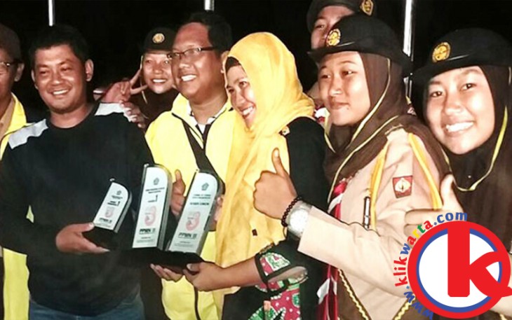 Kontingen Pramuka Madrasah saat memperlihatkan piala, Foto: Rolly, Humas Kanwil Kemenag Provinsi Bengkulu