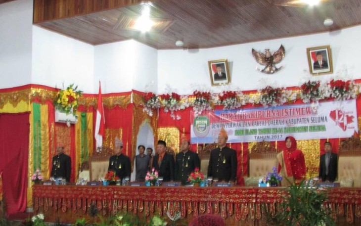 Pimpinan paripurna istimewa memimpin jalannya paripurna istimewa