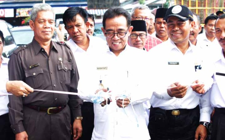 Pemotongan pita tanda dibukanya rangkaian kegiatan HUT Kepahiang ke-13
