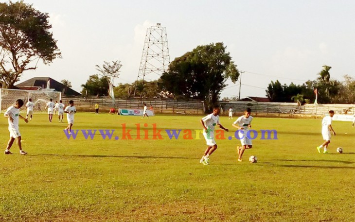 Tim Persikabo Bogor saat melakukan latihan di Stadion Semarak, Sawah Lebar Bengkulu, Sabtu (22/07/2017). 