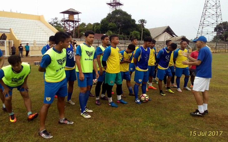 Tim Persikad Depok saat melakukan latihan di Stadion Semarak, Sawah Lebar Bengkulu, Sabtu (15/07/2017). 