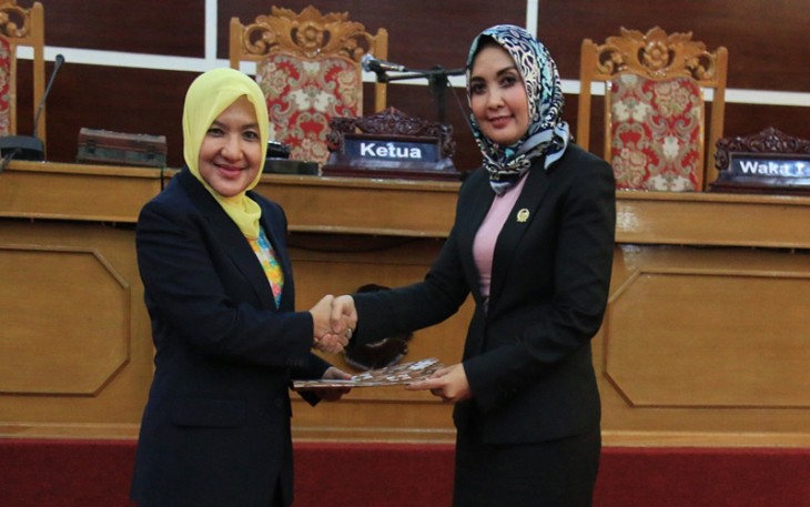 Wakil Walikota Patriana Sosialinda dan Ketua DPRD Kota Bengkulu Erna Sari Dewi melakukan serah terima catatan strategis terhadap Laporan Keterangan Pertanggung jawaban Pemerintah Kota Tahun 2016