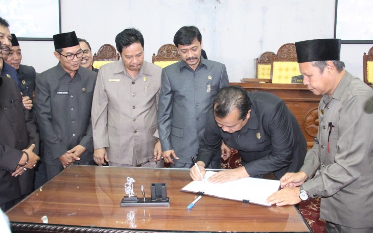 Pengesahan Raperda tentang Pertanggungjawaban Penggunaan Anggaran Pelaksanaan APBD Provinsi Bengkulu tahun 2016, Sisa Perhitungan (Silpa), Selasa (08/08).