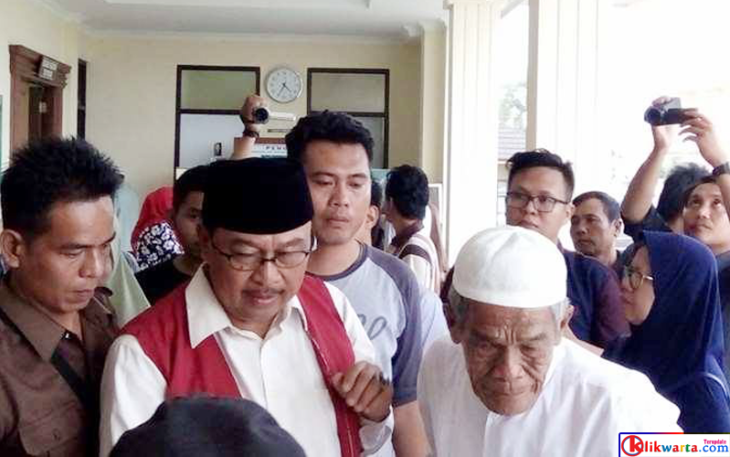 Mantan Bupati Bengkulu Selatan Reskan Effendi saat menjalani sidang di PN Bengkulu, Selasa (08/08/2017).